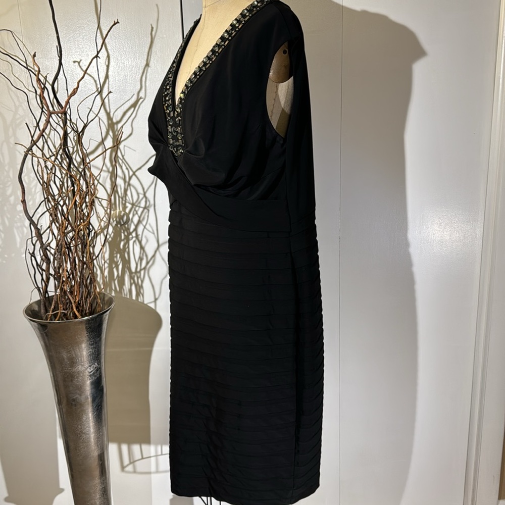 Adriana Papell Cocktail dress with beaded neckline - Picture 4 of 8